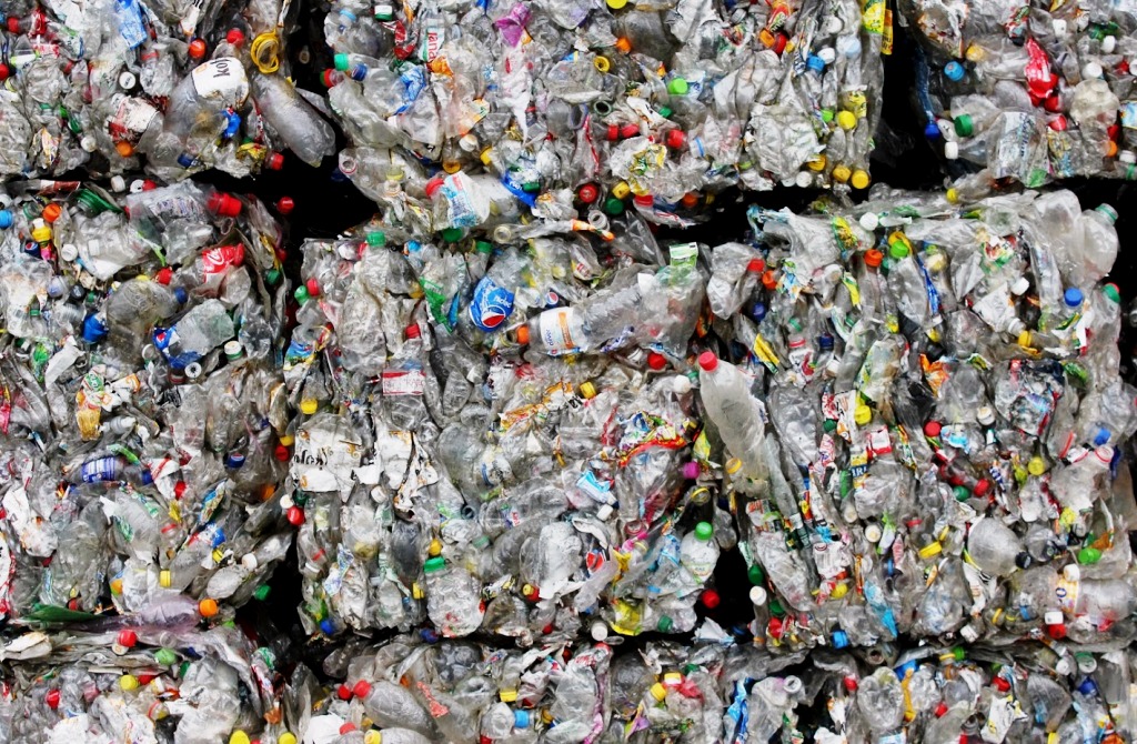 Fľaše vyzbierané cez zálohovanie predávajú v tendroch, slovenskí recyklátori nakupujú PET aj zo zahraničia